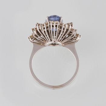 RING, 18K vitguld med blå safir samt navette och briljantslipade diamanter. Vikt 5,7 gram.