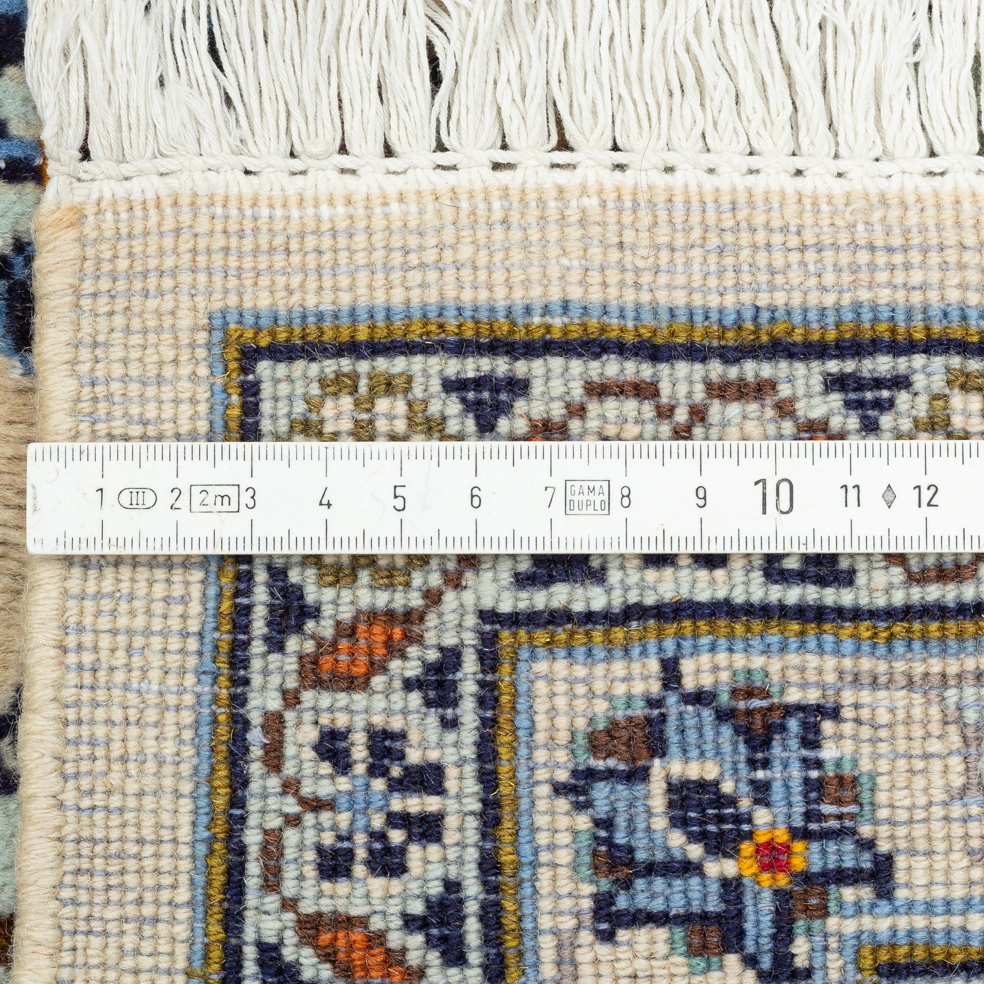 A Kashan carpet, approx. 349 x 248 cm.
