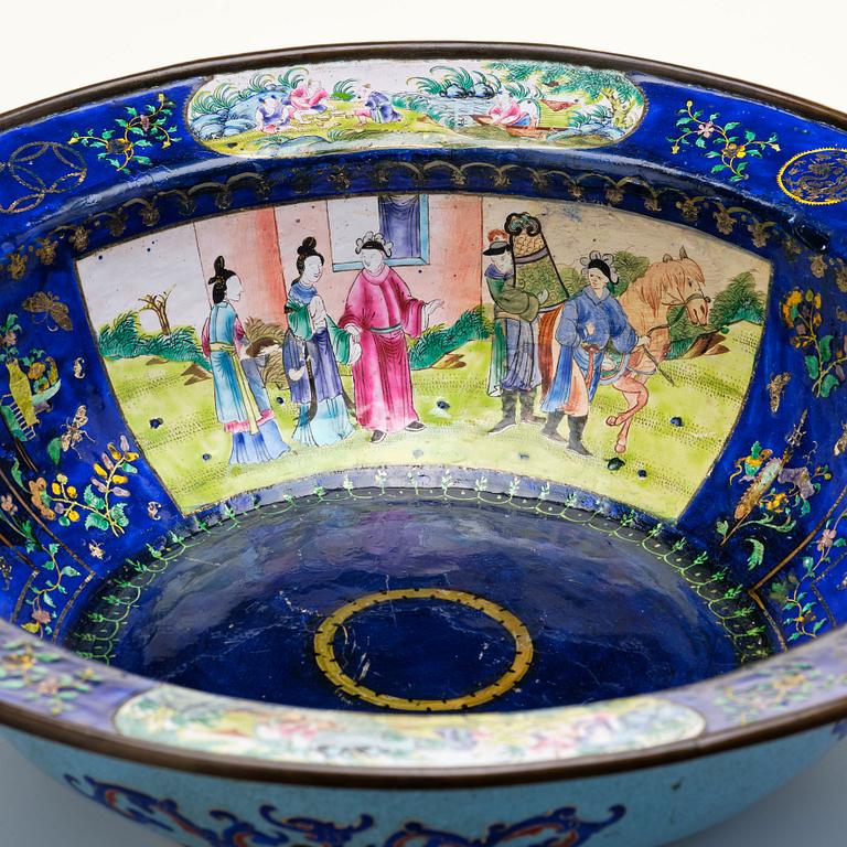 FAT, emalj på koppar. Qingdynastin, 1800-tal.