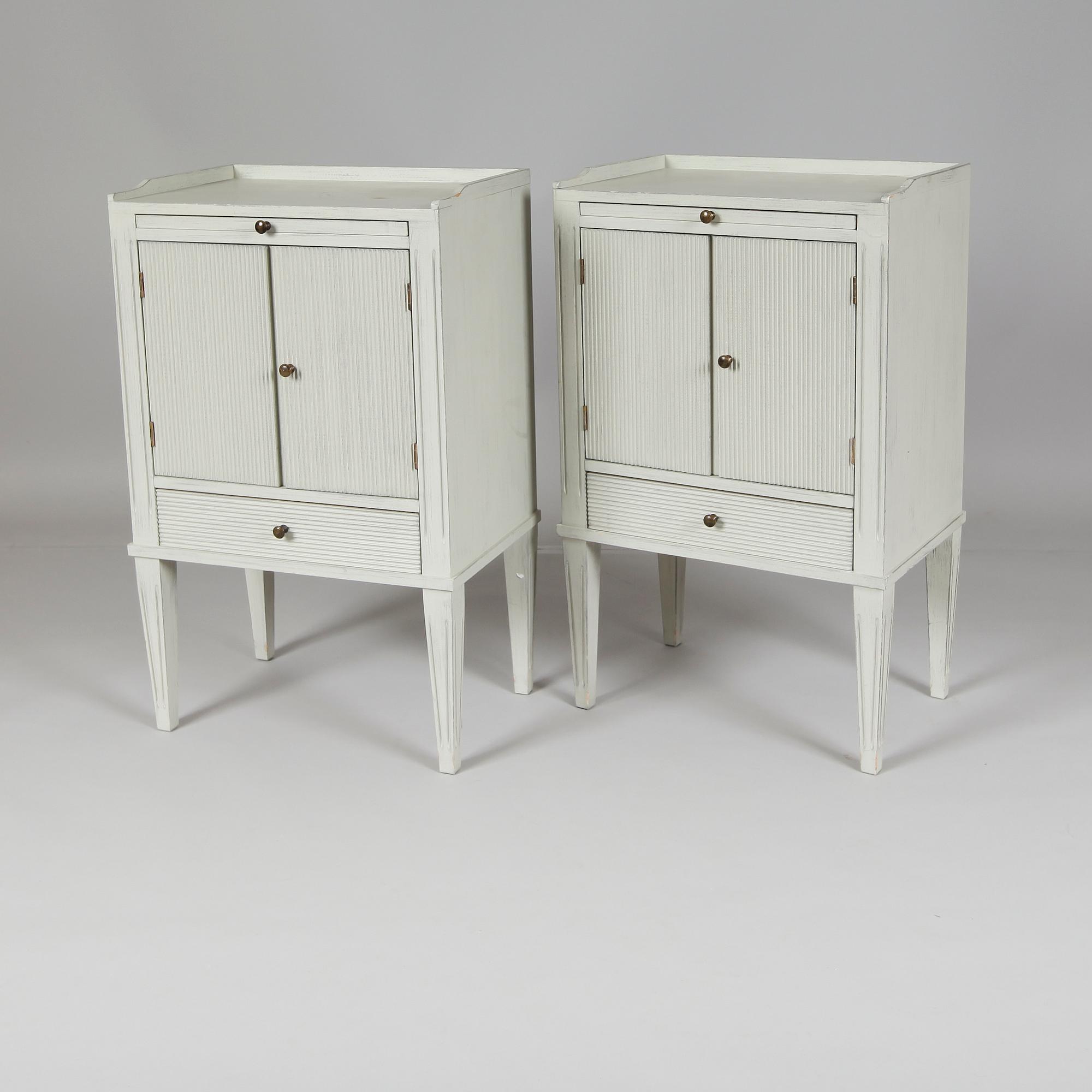 SÄNGBORD, 1 par, gustaviansk stil, 1900-talets andra hälft.