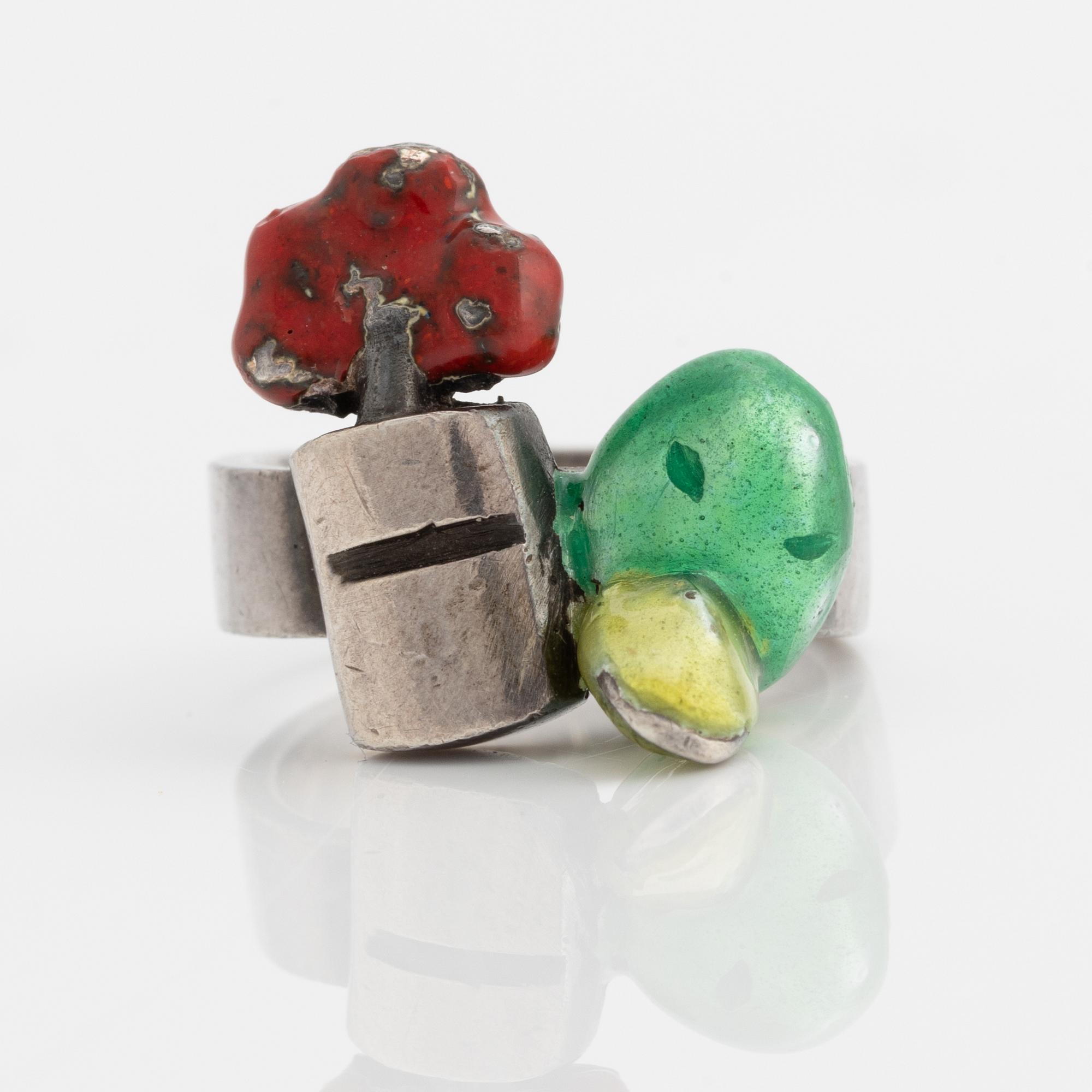 Ernst Billgren, ring, sterlingsilver och emalj ,"Riddaren och anden", Sebastian Schildt, Stockholm 1991.