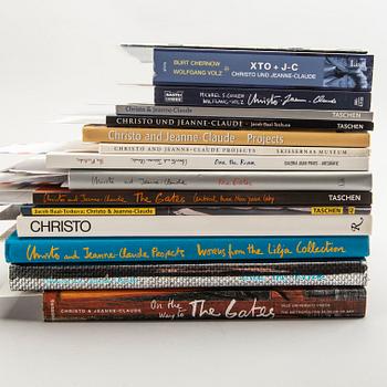 Christo and Jeanne-Claude, böcker 15 vol, dedikationer, tidningsartiklar, kort etc.