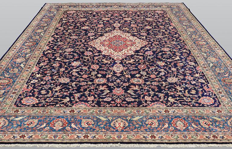 A Sarouk carpet, approx. 417 x 310 cm.