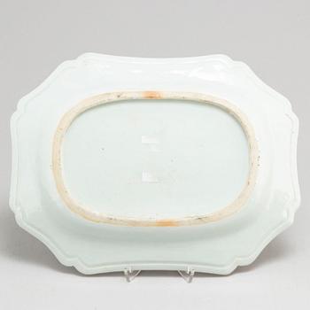 A famille rose export porcelain serving dish, Qing dynasty, Qianlong (1736-95).