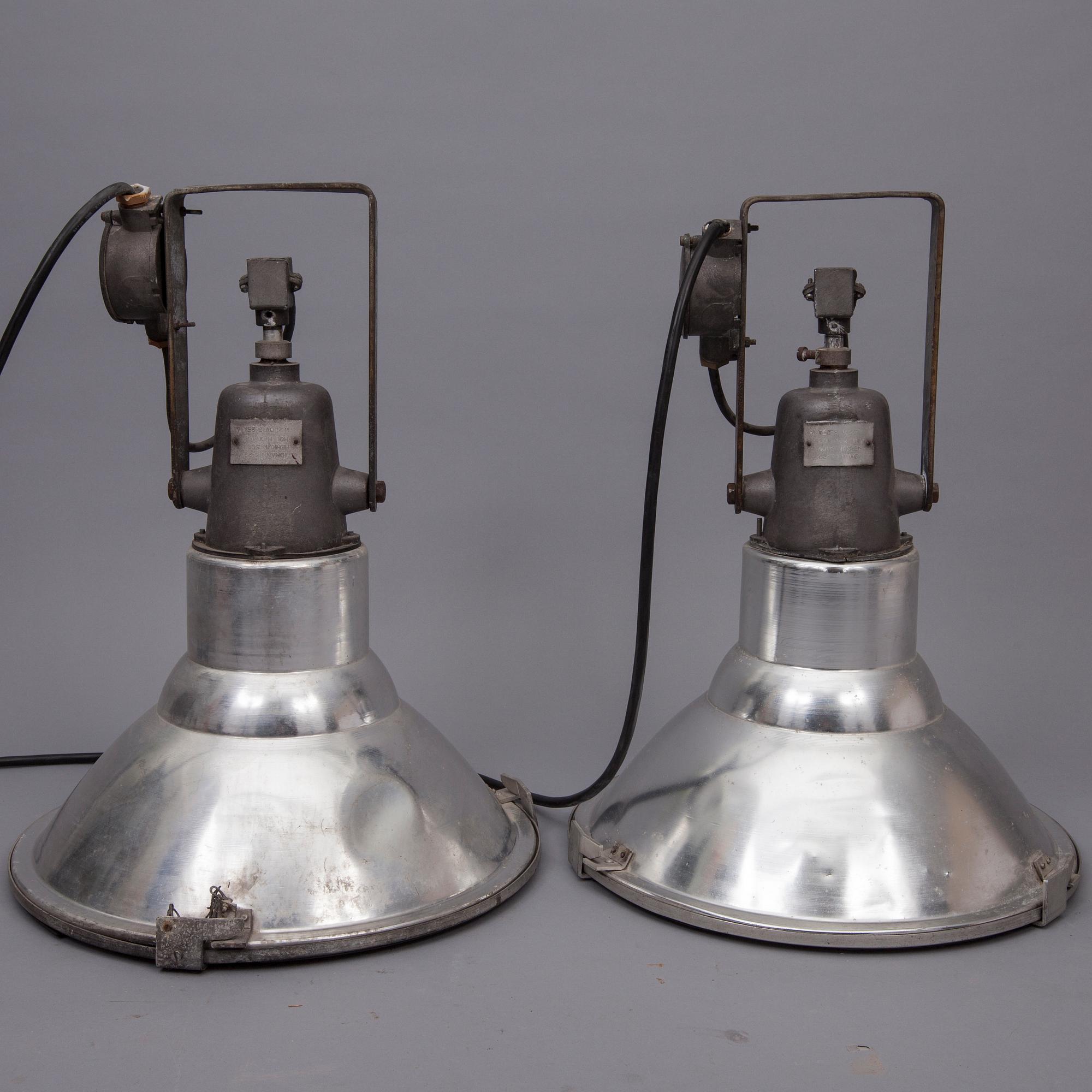 TEOLLISUUSVALAISINPARI, merkityt Idman P3-29. 1900-luku. Korkeus 59 cm.
