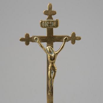 A 19TH CENTURY BRONZE CRUCIFIX.