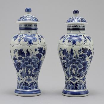 LOCKURNONR, ett par, fajans, Delft, 1900-talets första hälft.