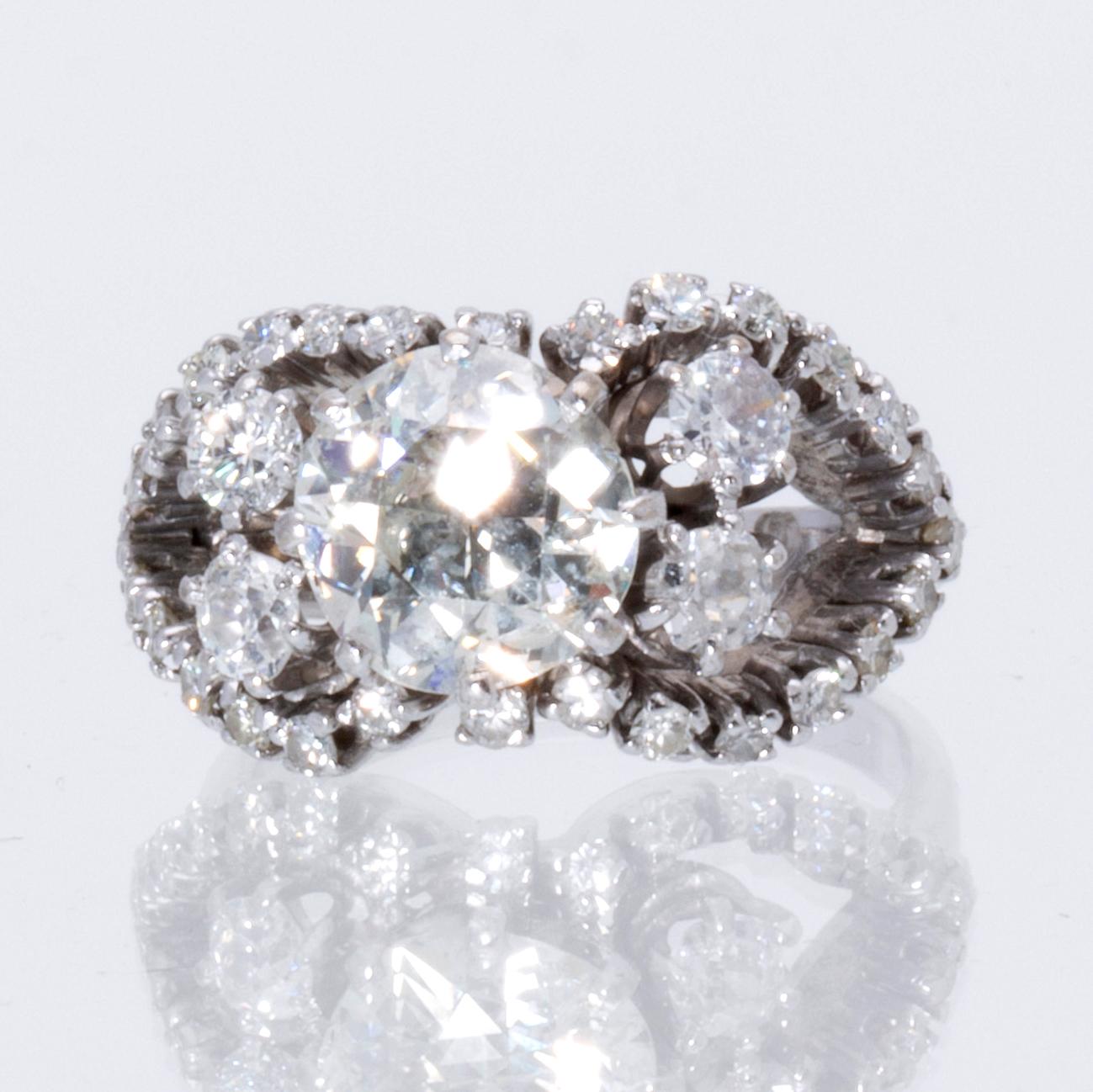 Ring 18K whitegold 1 old-cut diamond approx 2,40 ct approx H - I, old-and brilliant-cut diamonds approx 1 ct.