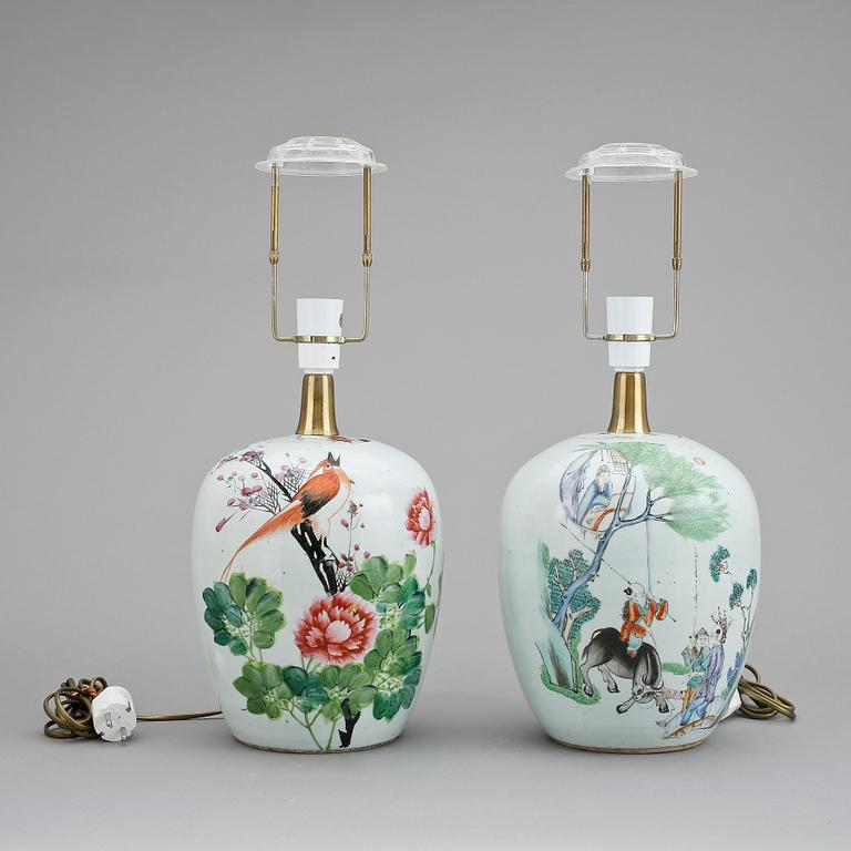 BORDSLAMPOR, 2 st, porslin, Kina, 1900-tal.