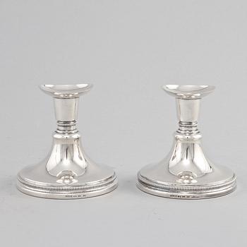 LJUSSTAKAR, ett par, silver, en signerad Erik Löfman, MGAB, Uppsala, 1980-tal.