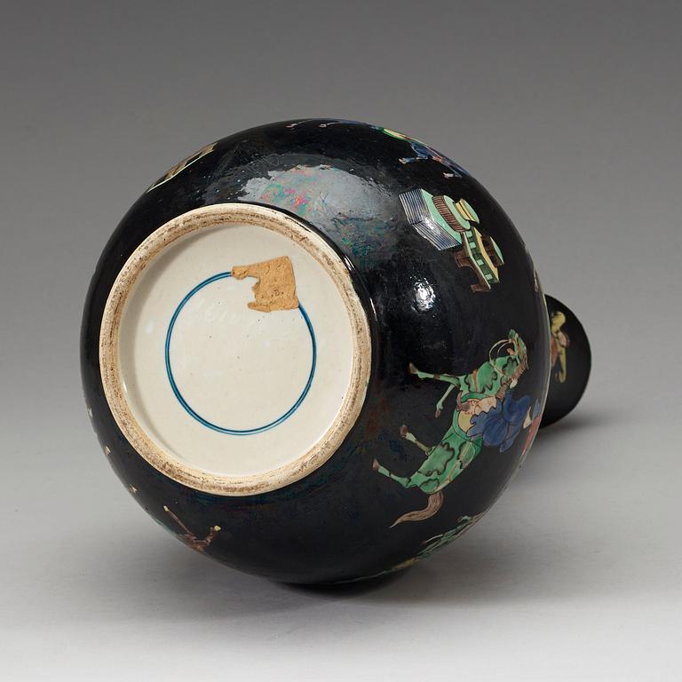 A famille noire vase, late Qing dynasty (1644-1912).