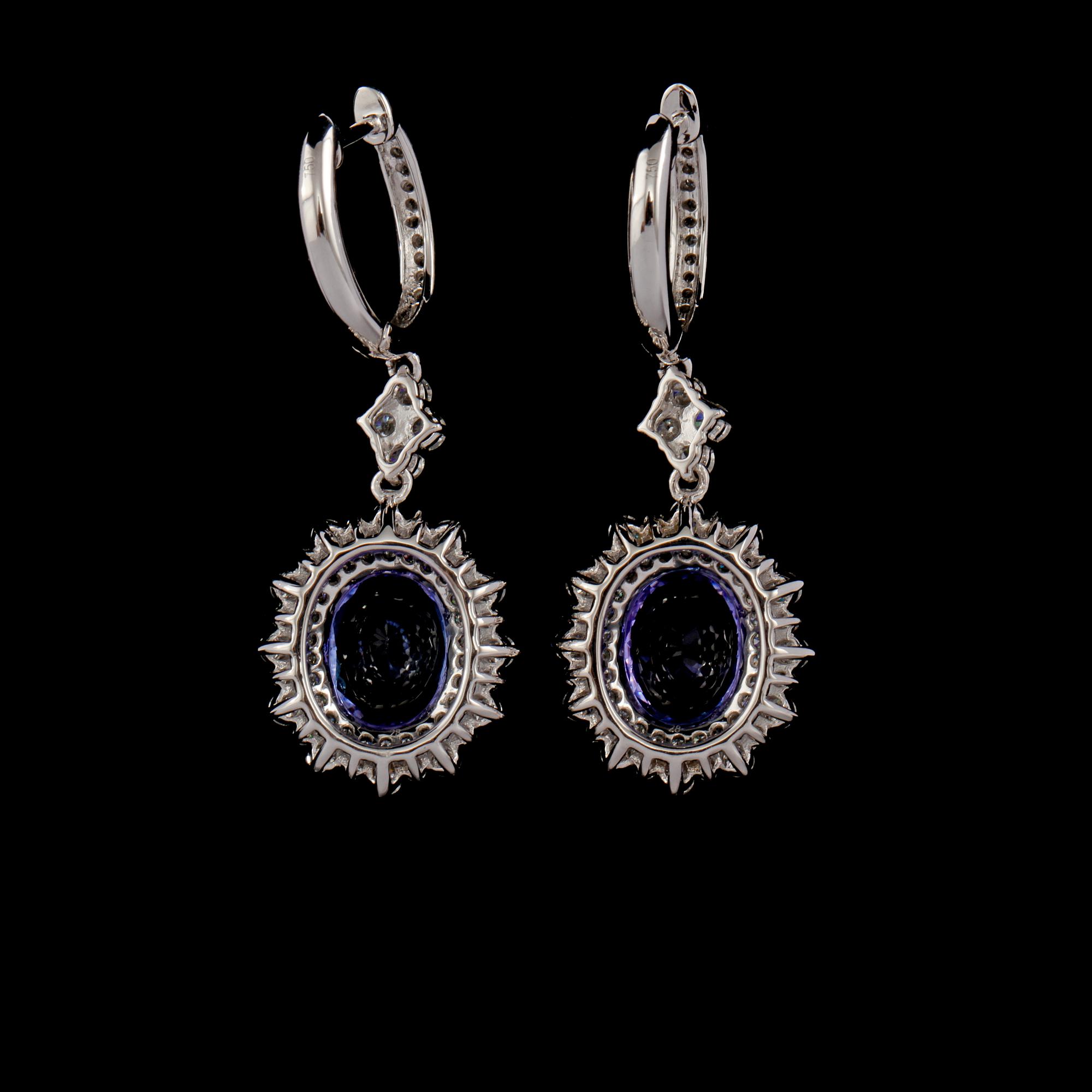 ÖRHÄNGEN, 18k vitguld med briljantslipade diamanter 1.25 ct samt fasettslipade tanzaniter, 3.60 ct. Vikt 8 g.