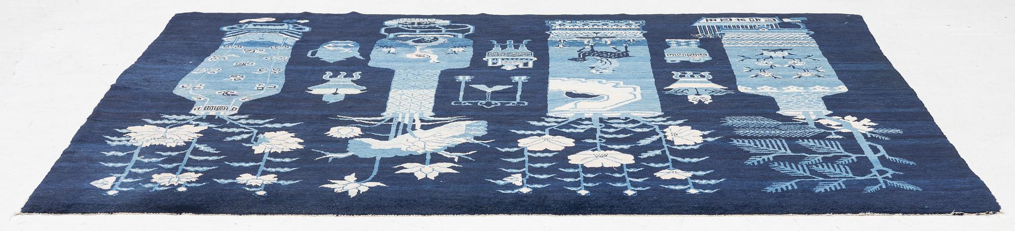 Carpet, China, approx. 218 x 168 cm.