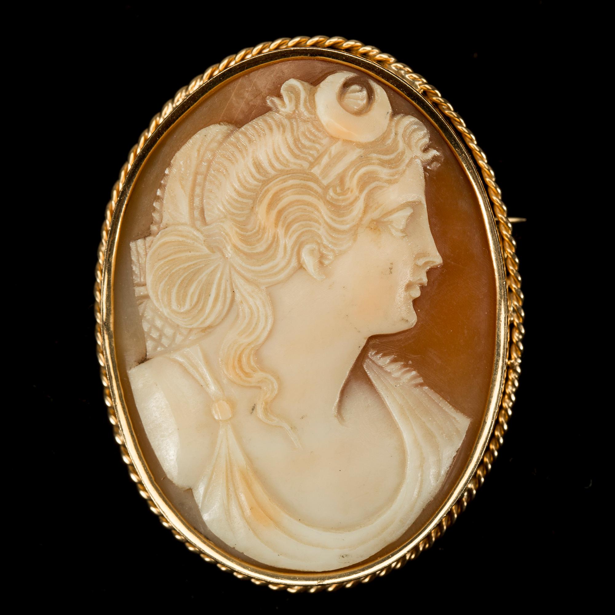 BROSCH/HÄNGE, camé, 18 k guld. Otydliga stämplar, 1948. Vikt ca 10 g.