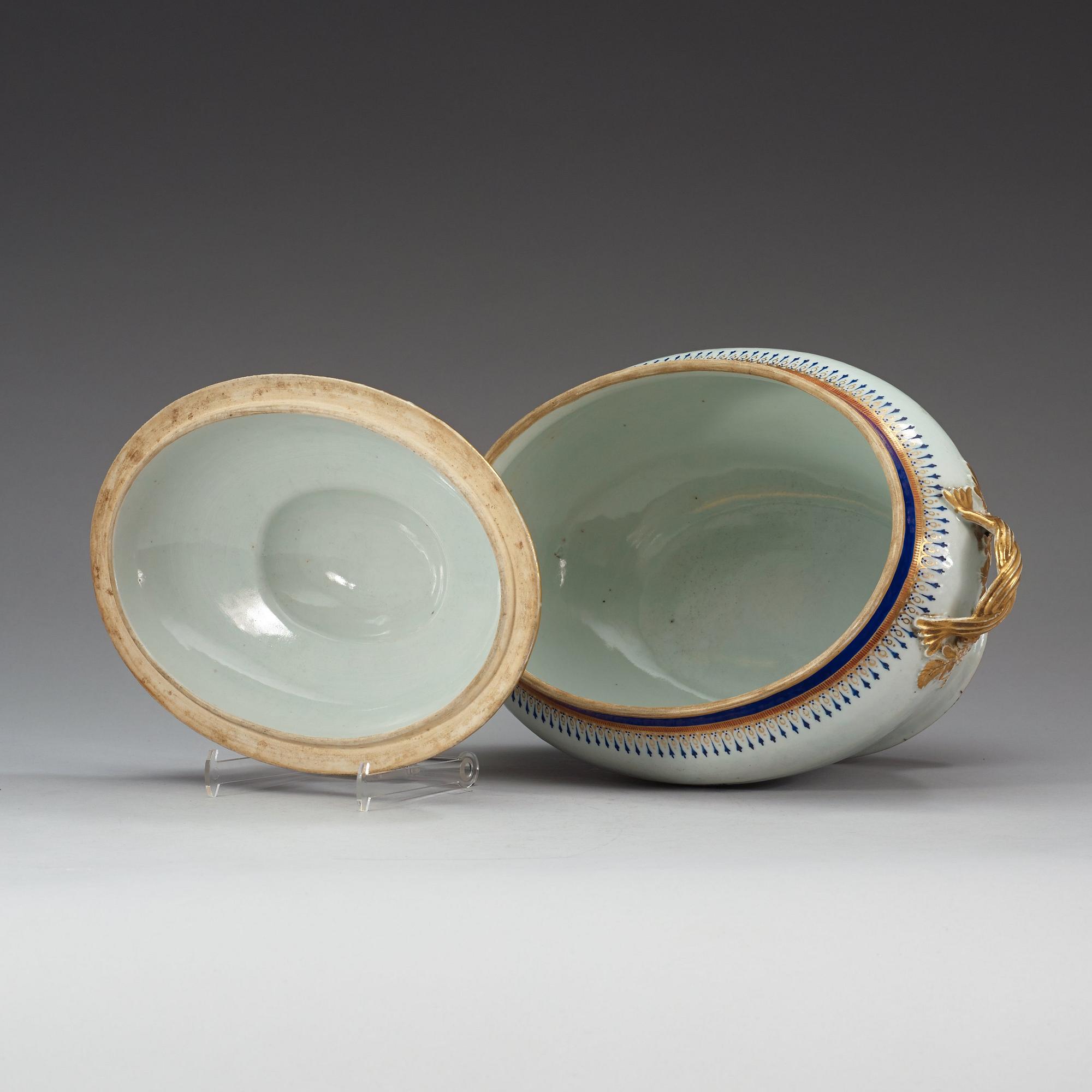 A blue and gold enamelled tureen with cover and stand, Qing dynasty, Jiaqing (1796-1820).
