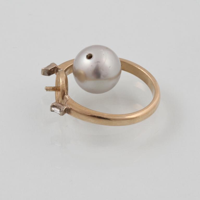 RING, 18K guld med 2 baguettslipade diamanter samt odlad pärla. Vikt 4,2 gram.