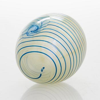 OIVA TOIKKA, ÅRSFÅGEL med ÅRSÄGG, 2007, signerade O. Toikka Nuutajärvi, ägget numrerat 328/750.