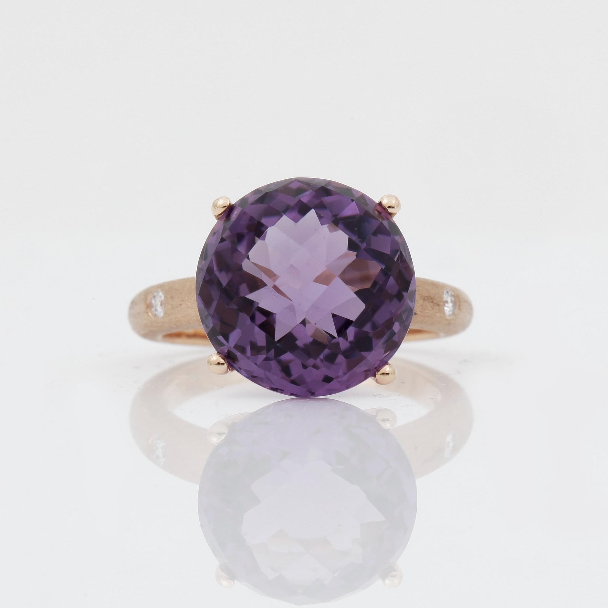 RING, 18k guld med checkerslipad ametist 8.87 ct samt 2 briljantslipade diamanter 0.04 ct. Vikt 5,9 g.