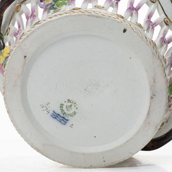 Royal Copenhagen, “Saxon Flower”, full lace, 20 plates and a reticulated bowl. Denmark, 1890–1922.