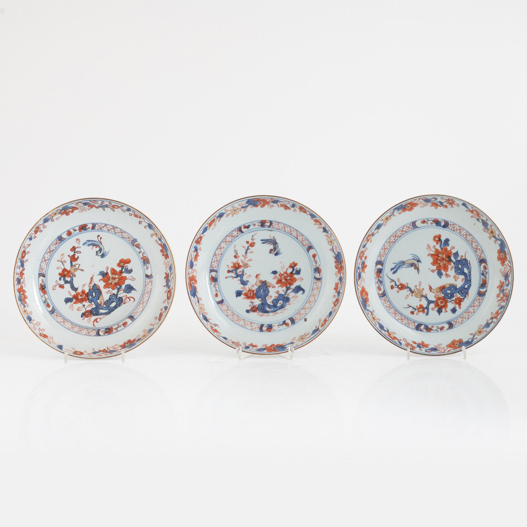Skålfat, tre stycken samt skålar, två stycken, porslin, Kina, Qingdynastin, Qianlong (1736-95).