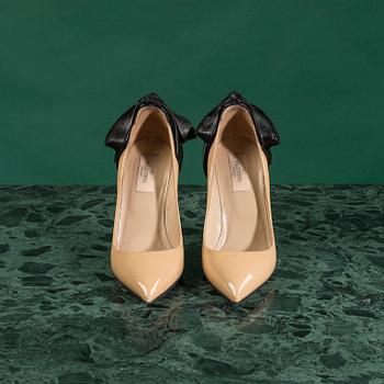 A pair of pumps by VALENTINO in size 36,5.