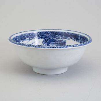 A blue and white export porcelain bowl, Qing dynasty, Qianlong (1736-95).