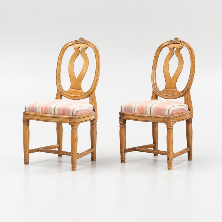 Stolar, ett par, gustavianska, omkring år 1800.