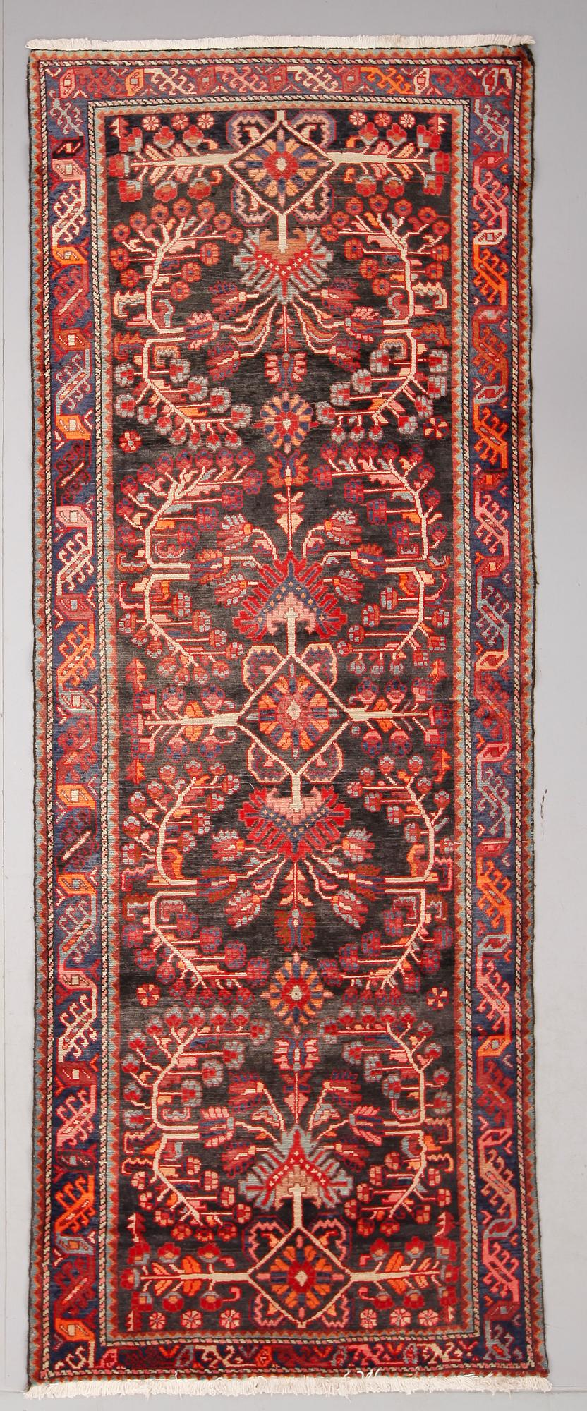 MATTA, Hamadan, 340 x 127 cm.