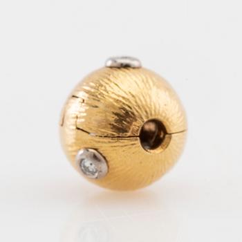 Ole Lynggaard, 18K gold clasp with round brilliant-cut diamonds.