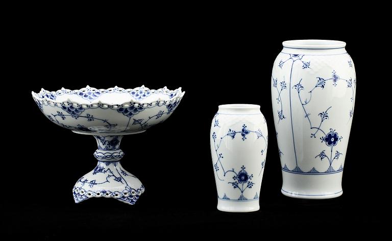 SERVISDELAR, 28 st, porslin, "Musselmalet", Bing & Gröndahl samt Royal Copenhagen, 1900-talets andra hälft.