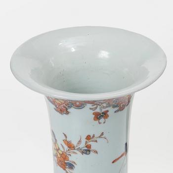 Vas, porslin, Kina, Qingdynastin, 1700-tal.