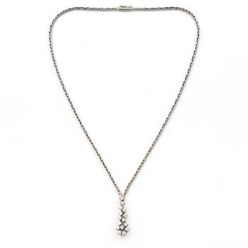 Collier 18K vitguld med rund briljantslipade diamanter i form av droppe.