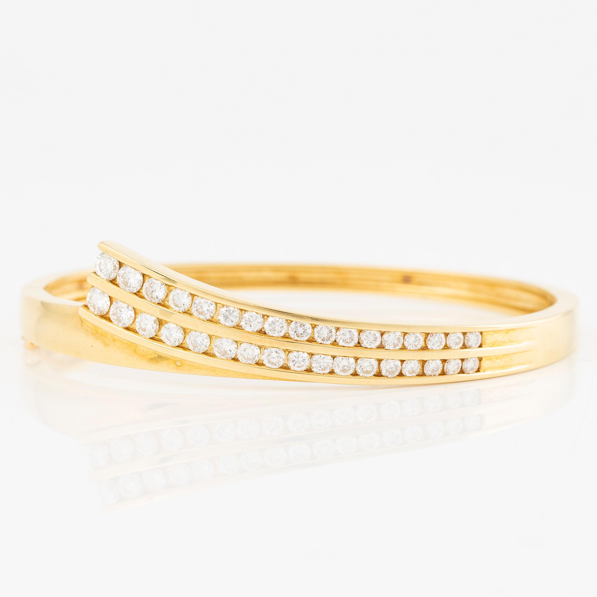 Bangle in 18K gold set with brilliant-cut diamonds.