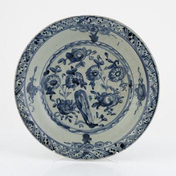 A blue and white Swatow dish, Ming dynasty, 17th century.