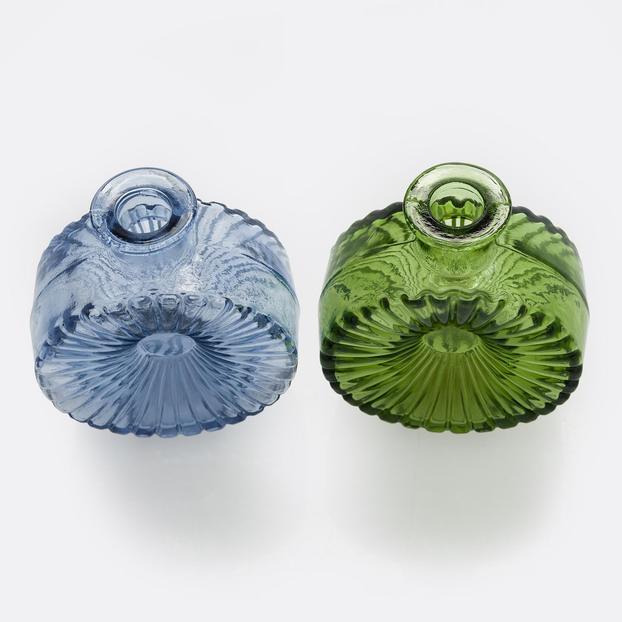 Helena Tynell, flaskor, 2 st, "Solflaskan" Riihimäen Lasi Oy. I produktion 1964-1974.