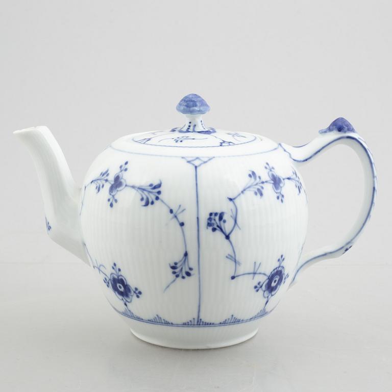 A teapot, a teacaddy and five cups with saucers, "Blue Fluted" / "Musselmalet", Royal Copenhagen, 1898-1923 and later.