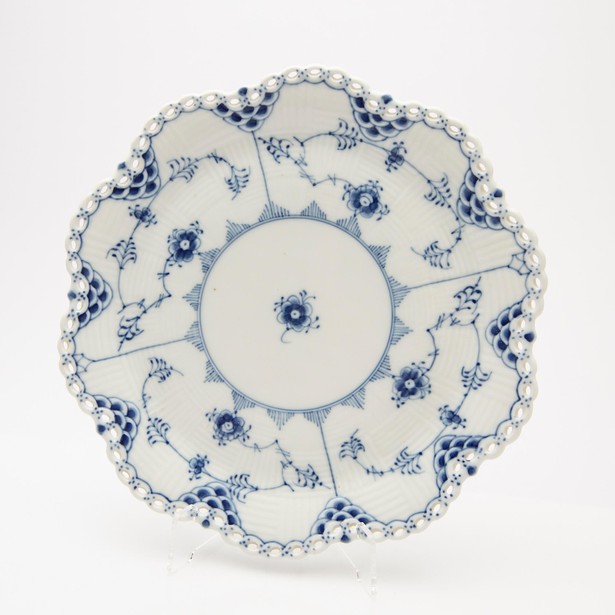 Fruit bowl / compote with underplate, porcelain, "Musselmalet helblond", Royal Copenhagen, model 1061 and 1062, 1966-1974.