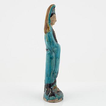 An earthenware Guanyin figurine, Qing dynasty, 19th century.