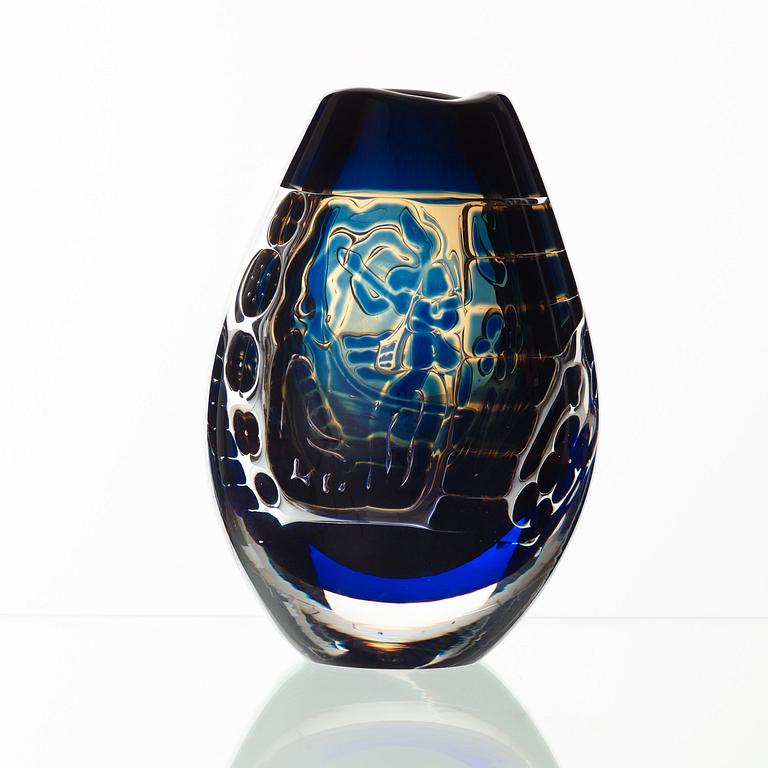 Edvin Öhrström, an 'Ariel' glass vase, Orrefors 1970.