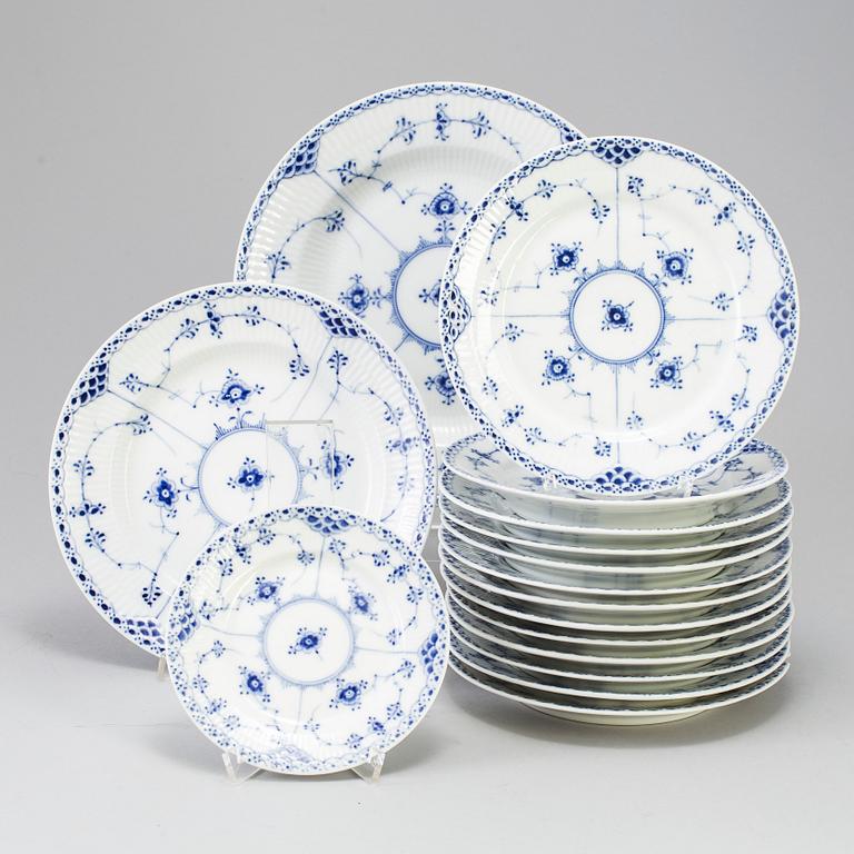 SERVIS, 79 delar, porslin, "Musselmalet" Kunglig Dansk.