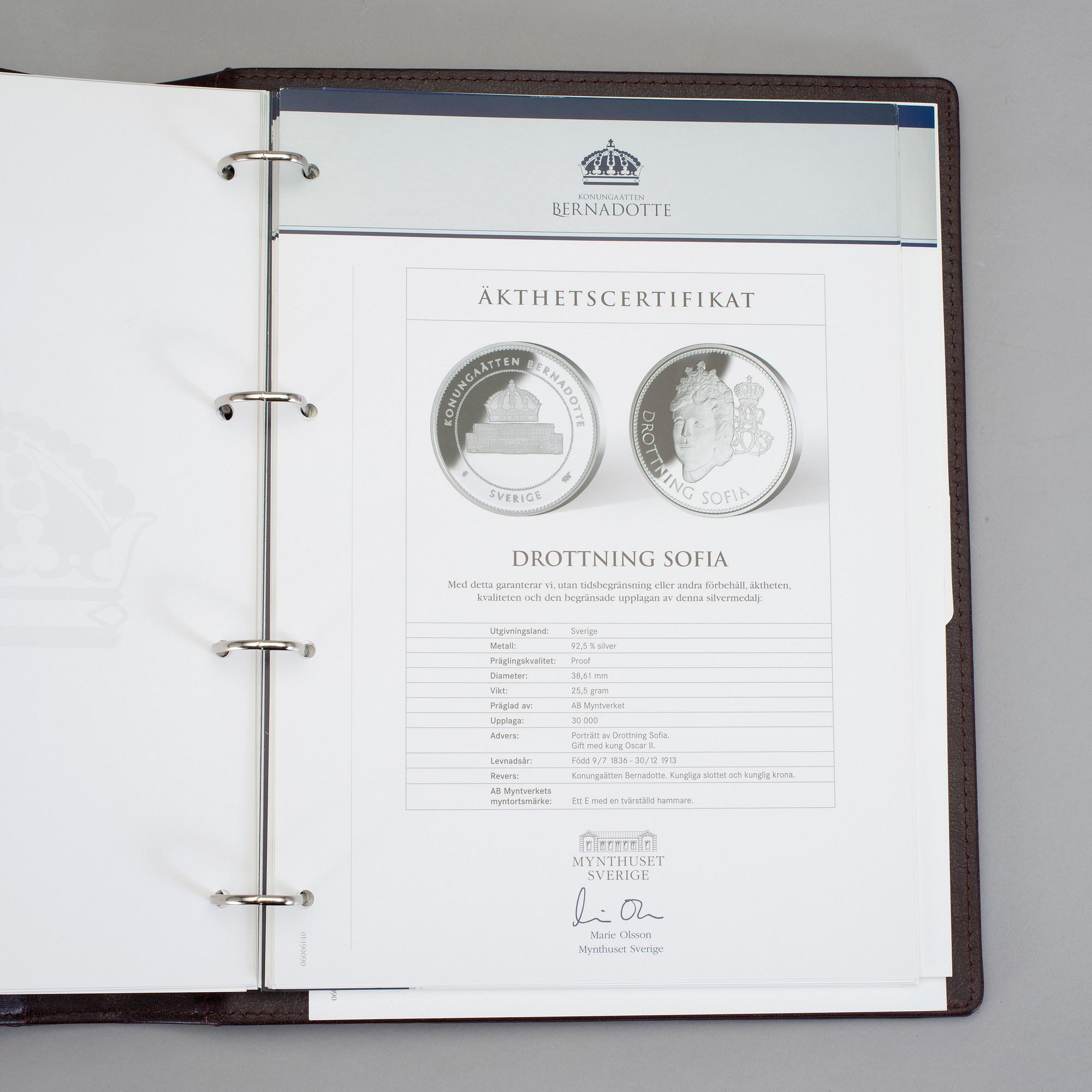 MYNT, silver, 15 st samt ett medföljande, minnespräglingar över ätten Bernadotte. Vikt 384 g.