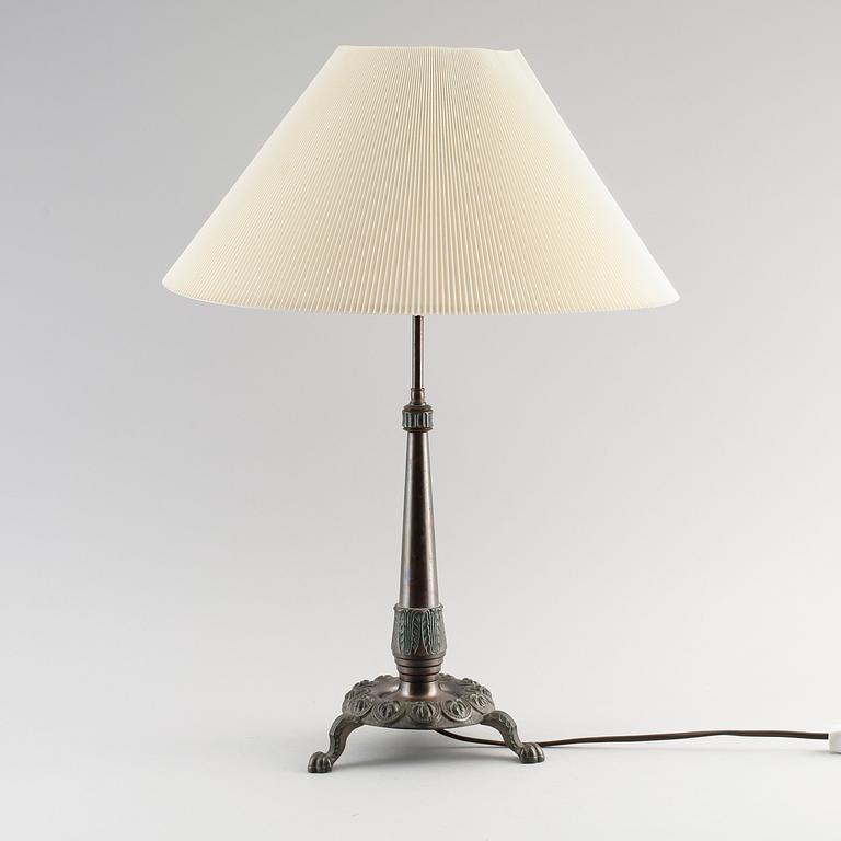 BORDSLAMPA, patinerad brons, 1900-talets första hälft.