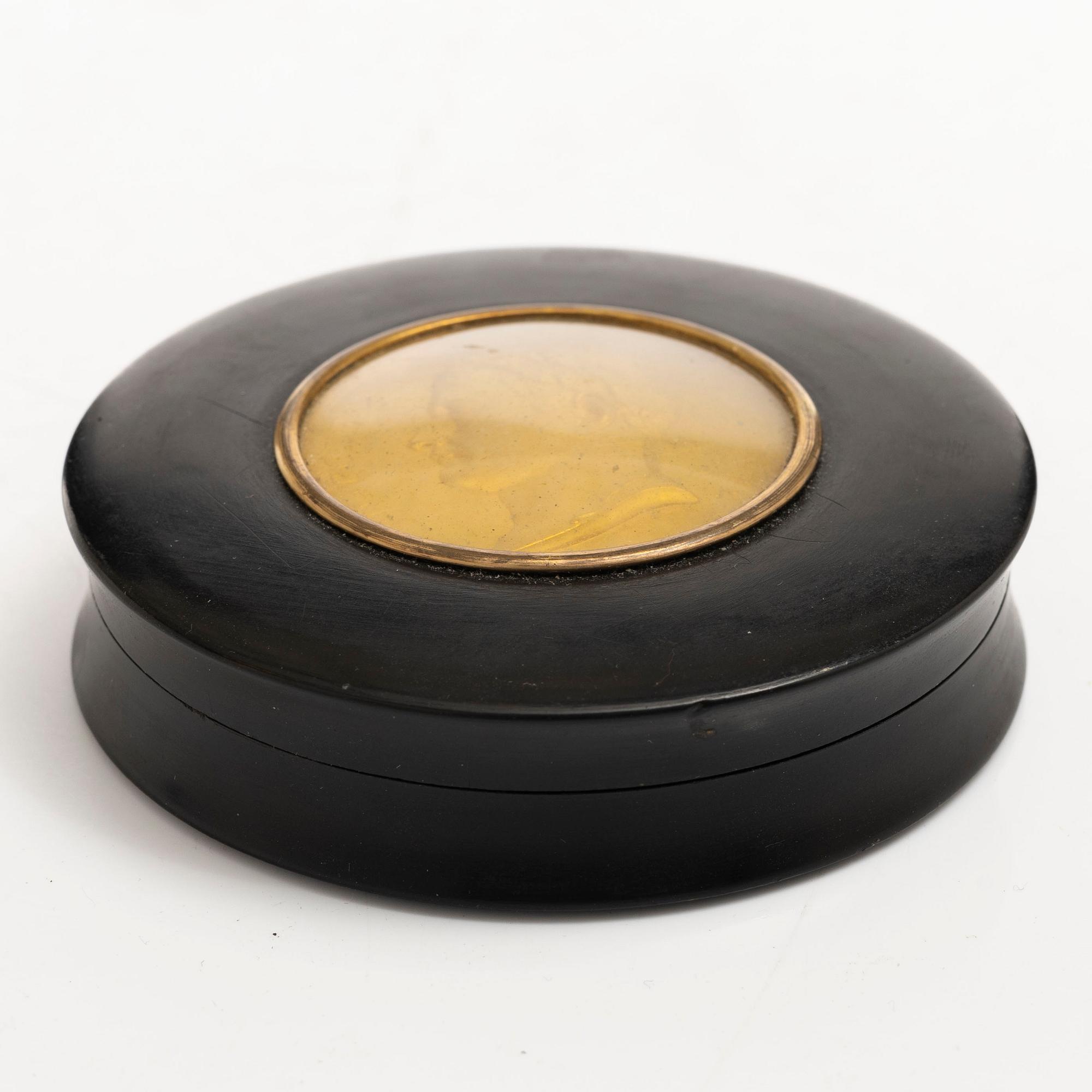 A French lacque noir, tortoiseshell and ormolu snuffbox with a medallion after Claude Galle, early 19th century.