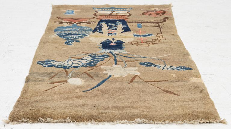 Matta, Kina, antik, ca 122 x 64 cm.