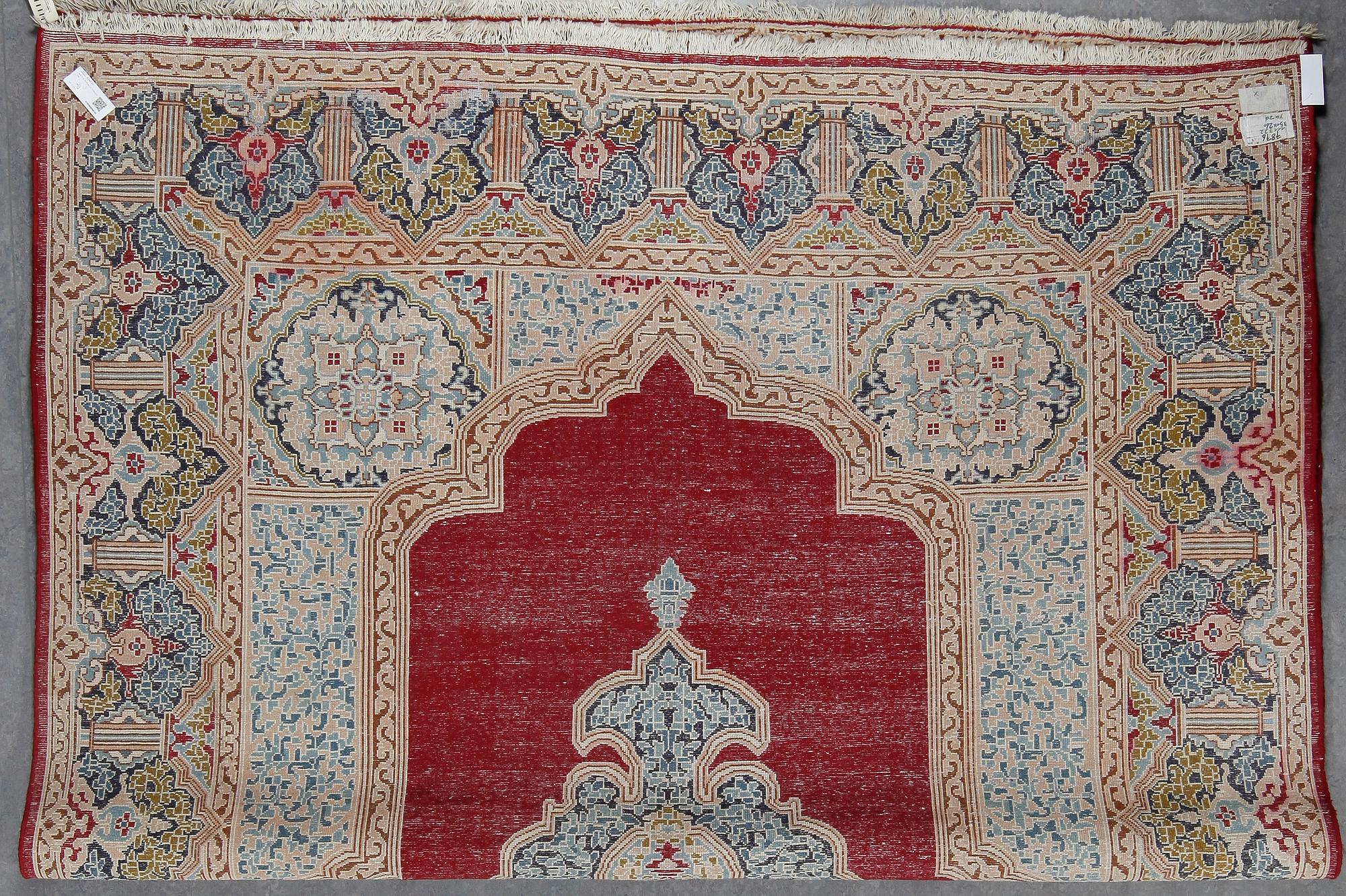 MATTA, Orientalisk, ca 338x252 cm.