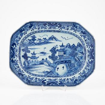 A blue and white serving dish, Qing dynasty, Qianlong (1736-95).