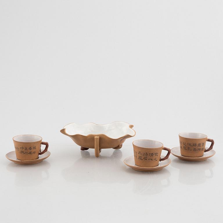 Koppar med fat, tre stycken, samt skål på lotusblommor, Yixinggods, Kina, tidigt 1900-tal.