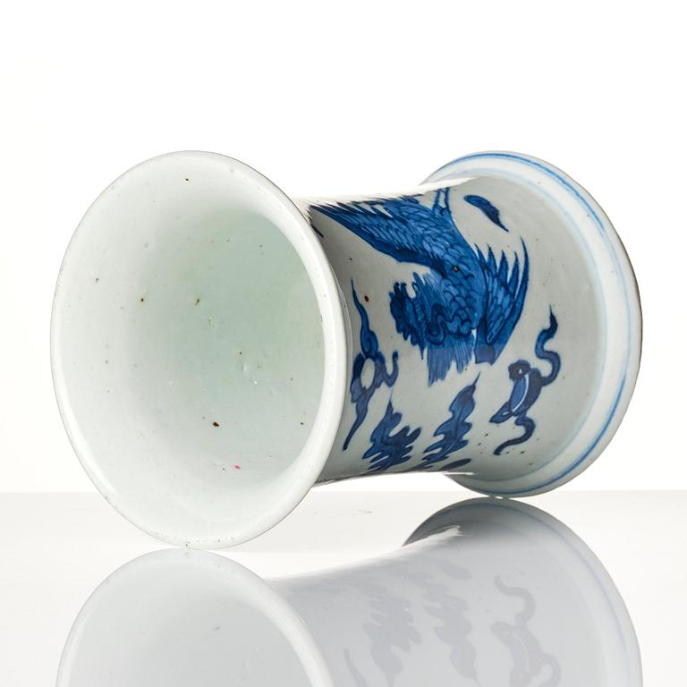 A blue and white brush pot, Qing dynasty, 18th century.