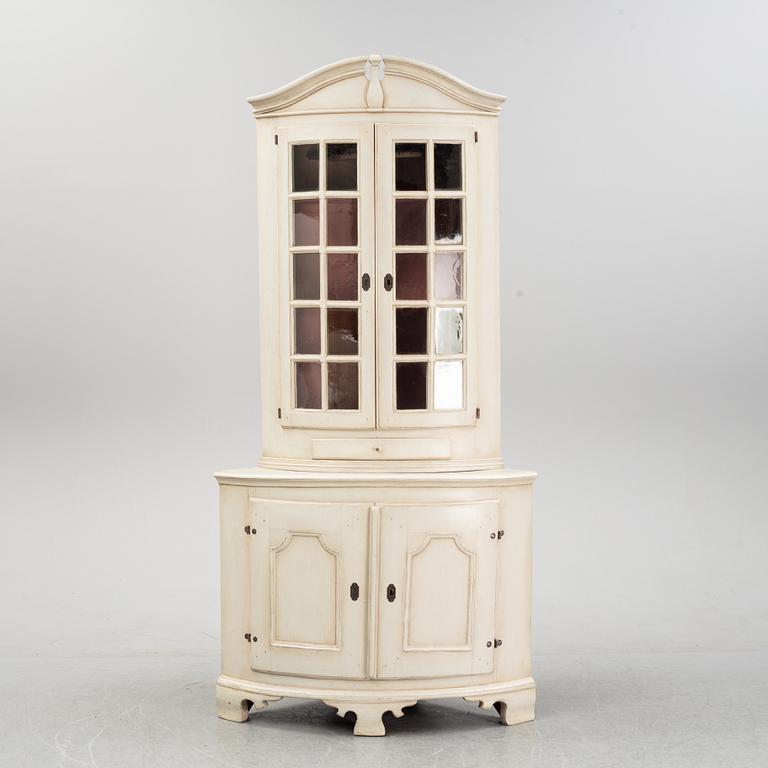 Hörnvitrinskåp, 1700-tal.