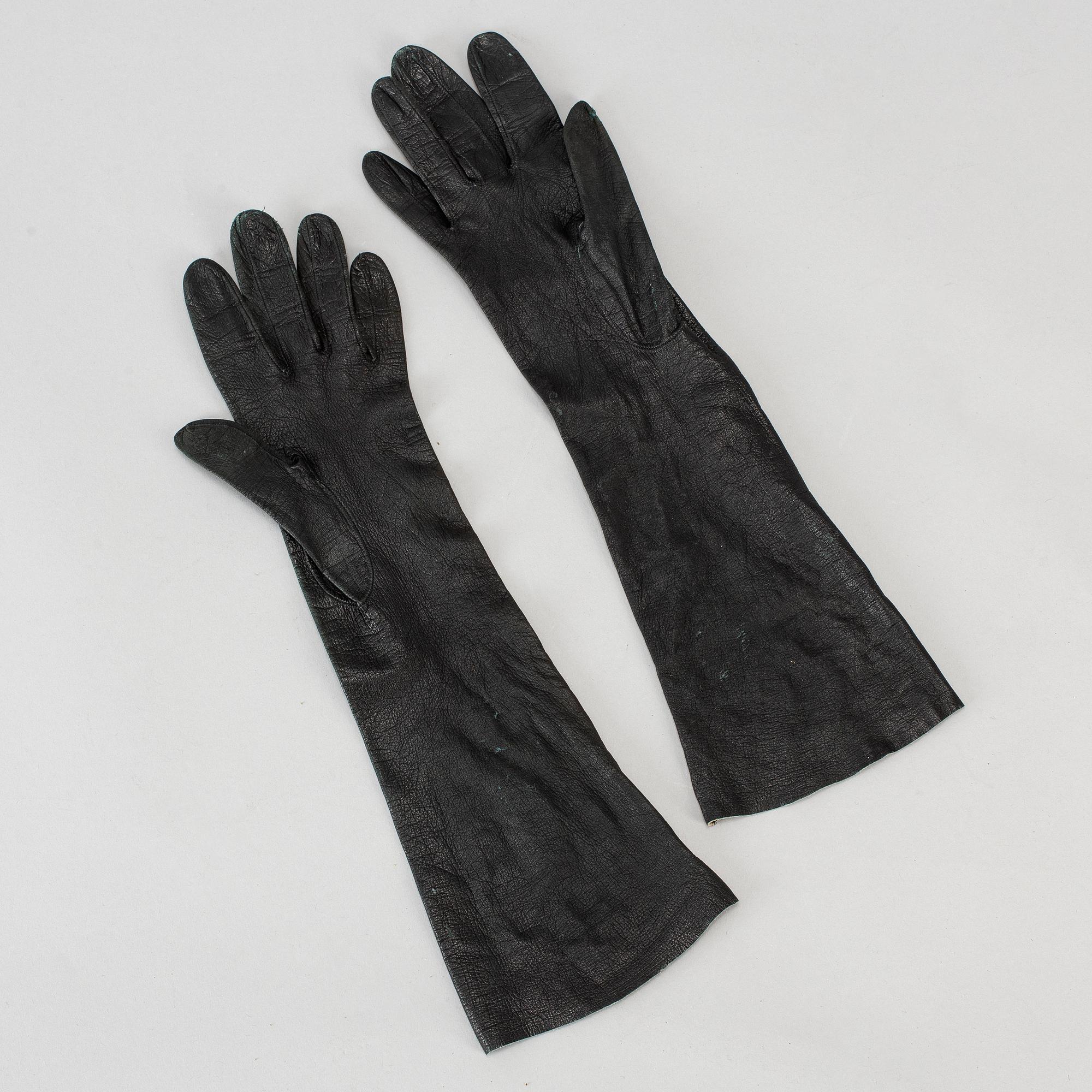 HERMÈS, a pair of lambskin gloves, size 6.